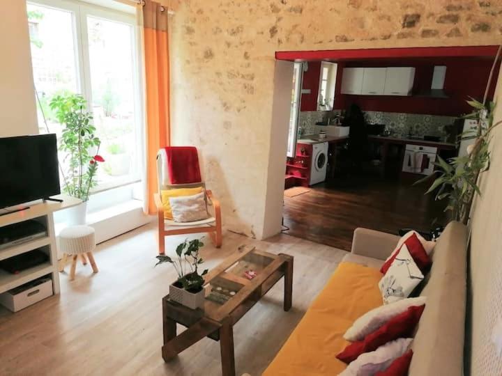 Appartement Rouge Avec Jardin Eymoutiers  Exteriér fotografie