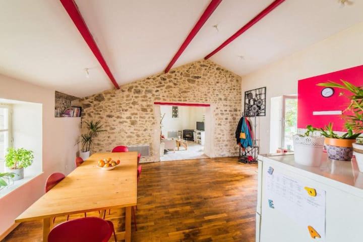 Appartement Rouge Avec Jardin Eymoutiers  Exteriér fotografie