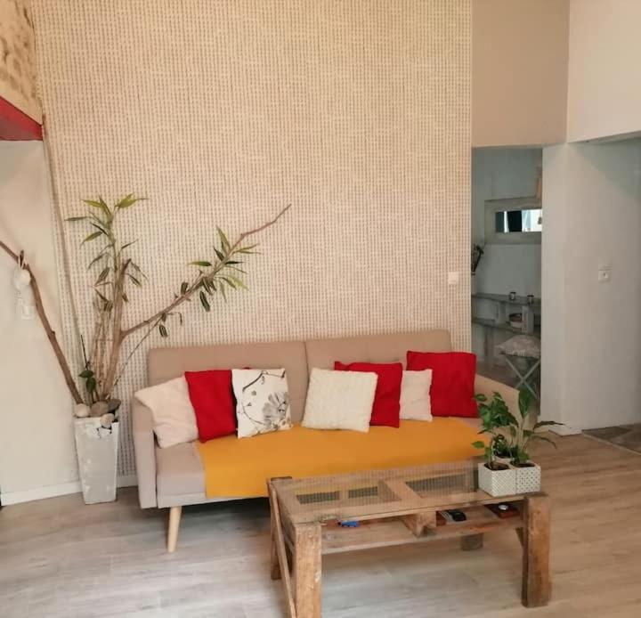 Appartement Rouge Avec Jardin Eymoutiers  Exteriér fotografie