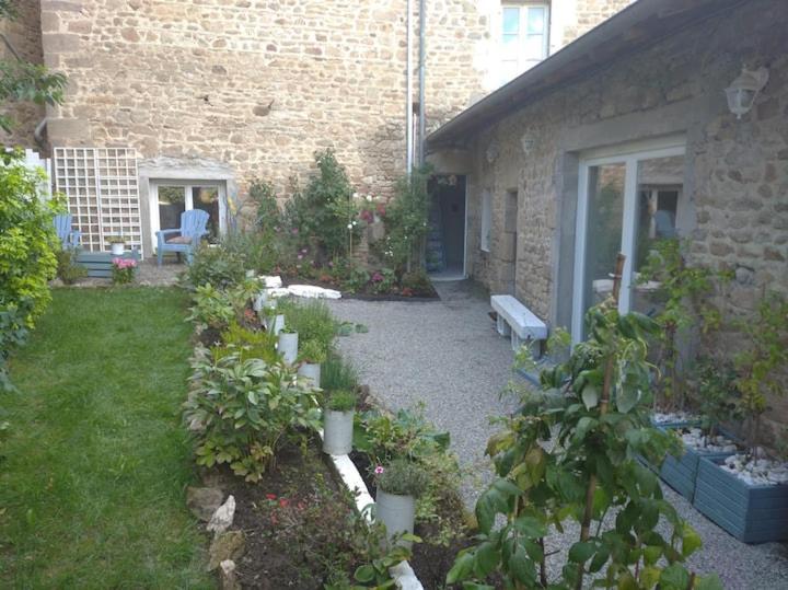 Appartement Rouge Avec Jardin Eymoutiers  Exteriér fotografie
